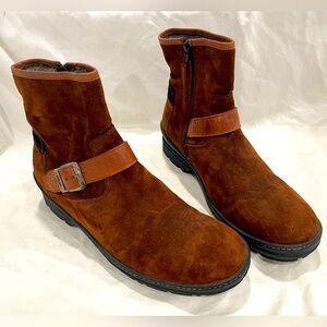 Wolky Men’s Tobacco Brown Suede Fur-Lined Moto Boots w Buckles.